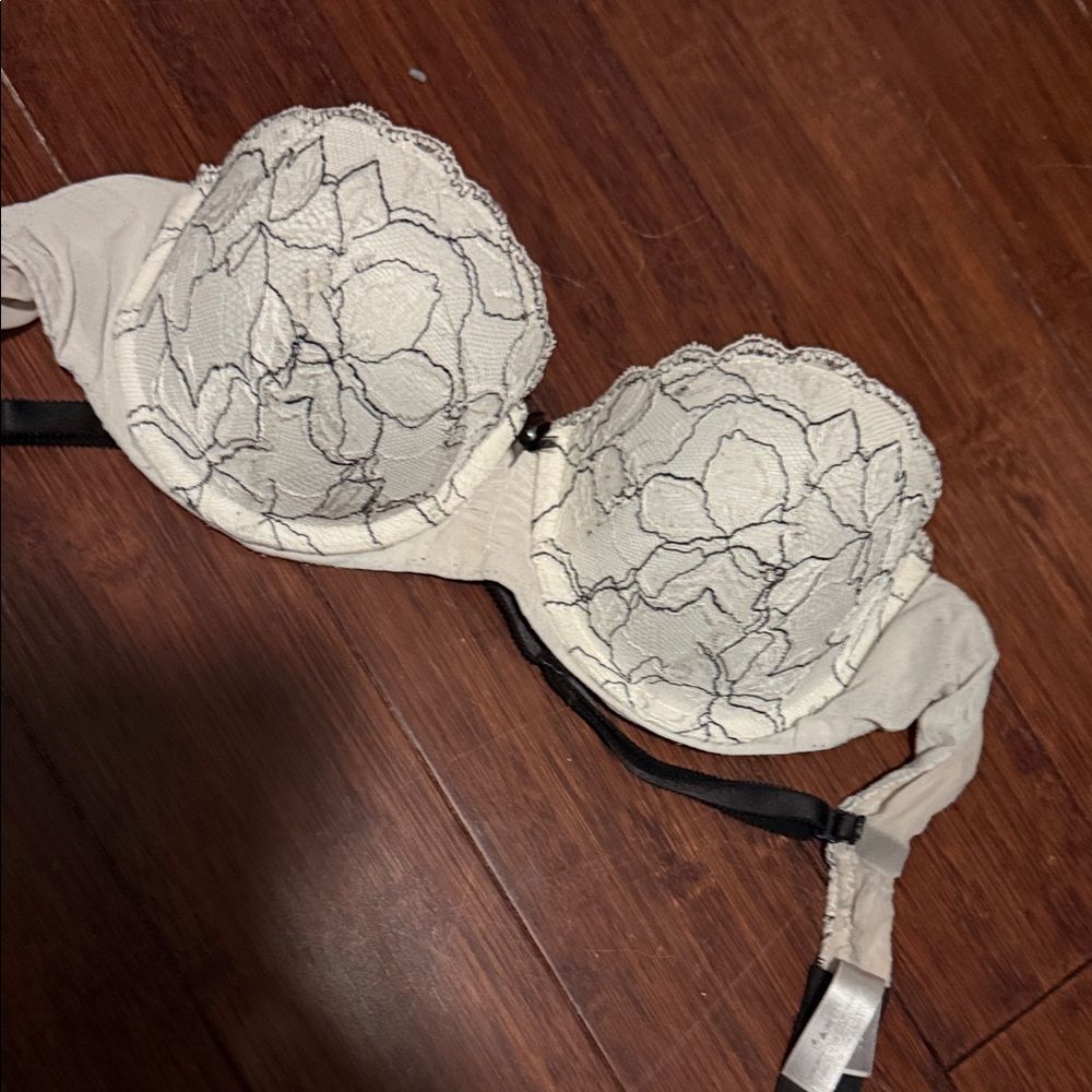 White and Black Lace Pattern Bra - Victoria's Secret - 34C LIKE NEW